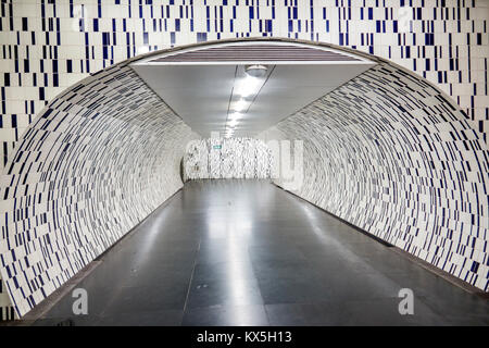 Lisbona Portogallo, Saldanha, Metro Lisboa interno, stazione della metropolitana tunnel azulejos piastrelle arte arte arte arco portoghese Foto Stock