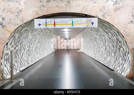 Lisbona Portogallo,Saldanha,Metro Lisboa,trasporto di massa,metropolitana,stazione,tunnel,azulejos,arte delle piastrelle,arco,segno,direzione,ispanico,immigrati immigrati,Portugues Foto Stock