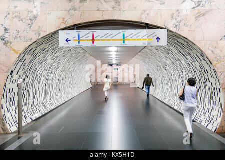 Lisbona Portogallo,Saldanha,Metro Lisboa,trasporto pubblico,trasporto di massa,metropolitana,stazione,tunnel,azulejos,arte di piastrelle,arco,cartello,direzione,passeggero Foto Stock