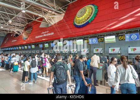 Lisbona Portogallo,Aeroporto Humberto Delgado,LIS,Aeroporto Â Portela,terminal,TAP,Air Portugal,vettore aereo,sportello biglietti,passeggeri passeggeri RID Foto Stock