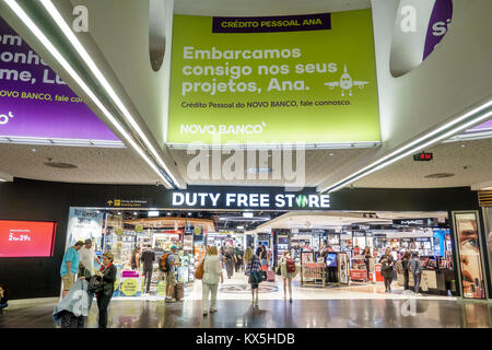 Lisbona, Portogallo, aeroporto Humberto Delgado, aeroporto LIS Portela, terminal, negozio duty free, cartello, ingresso, annuncio, shopping shopping shopping shopping shopping shopping, negozi, mercato Foto Stock