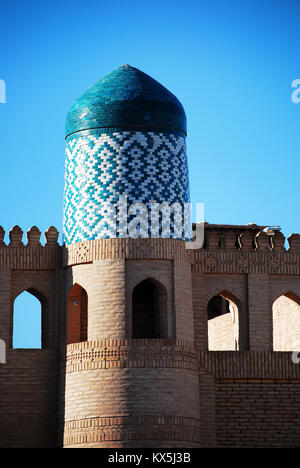 Pareti murate con torre, Khiva - Uzbekistan - Patrimonio mondiale dell UNESCO Foto Stock