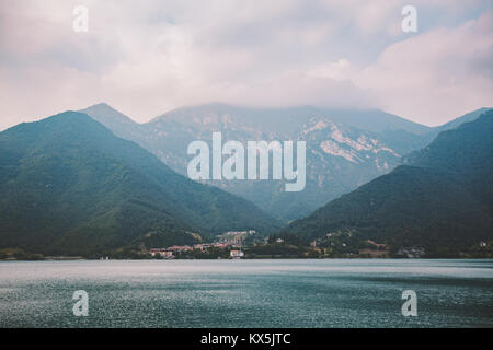 L'Italia vista di un lago di montagna lago di estate a nuvoloso meteo. Foto Stock