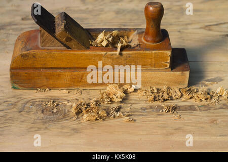 Il vecchio piano con trucioli di legno su una superficie in legno Foto Stock