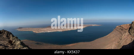 Der Blick auf die Insel La Graciosa mit der Mauer aus Lavagestein vom Mirador del Rio auf Lanzarote Foto Stock