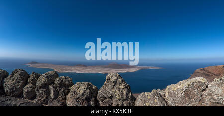 Der Blick auf die Insel La Graciosa mit der Mauer aus Lavagestein vom Mirador del Rio auf Lanzarote Foto Stock