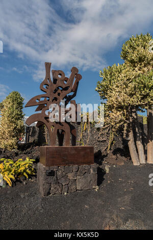 Die metallene Skulptur " El Triunfador' - Der Sieger - von César Manrique vor der Fundación in Tahiche auf Lanzarote Foto Stock