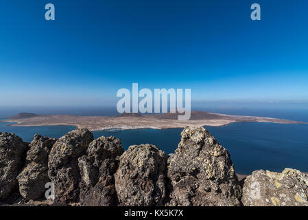 Der Blick auf die Insel La Graciosa mit der Mauer aus Lavagestein vom Mirador del Rio auf Lanzarote Foto Stock