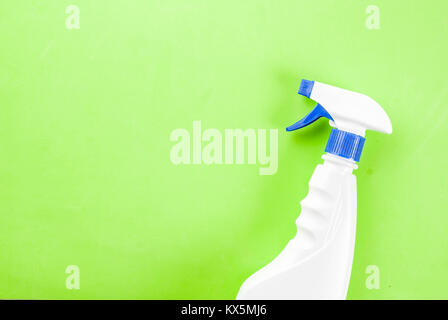Pulizia di Primavera concetto spray di pulizia su sfondo verde spazio copia Foto Stock