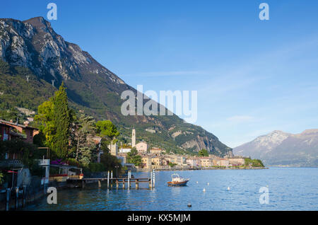 GARGAGNO, LAGO DI GARDA, Italia. Il 24 ottobre 2017. Piccola barca giacente ormeggiata presso il villaggio sul lago di Gargagno, il Lago di Garda. Foto Stock