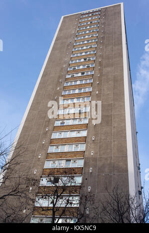 Alto consiglio torre piana blocco di appartamenti in stile brutalist visto dal di sotto Foto Stock