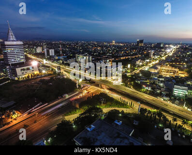 La città di Makassar appena un momento dopo il tramonto. Foto Stock