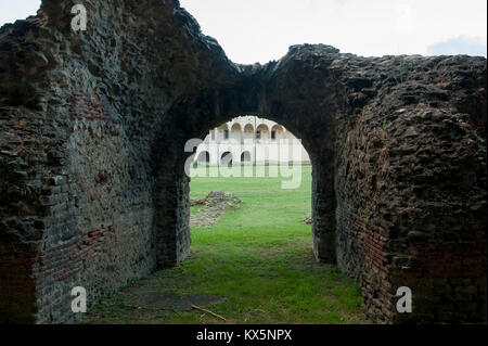 Anfiteatro romano (Anfiteatro Romano) da II D.C. e museo archeologico statale Gaio Cilnio Mecenate (Gaio Cilnius Mecenate Archeologico Nazionale Foto Stock