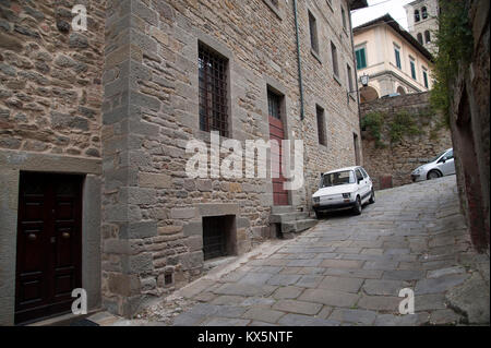 Vettura italiana Fiat 126 sulla Via Iannelli nel centro storico di Cortona, Toscana, Italia 5 Agosto 2016 © Wojciech Strozyk / Alamy Stock Photo Foto Stock