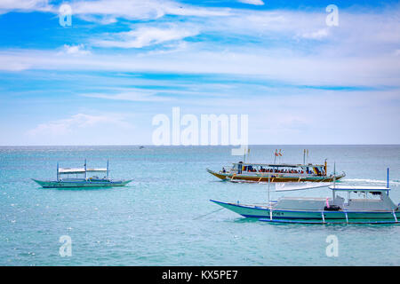 Barca filippino in mare, Boracay, Filippine Foto Stock
