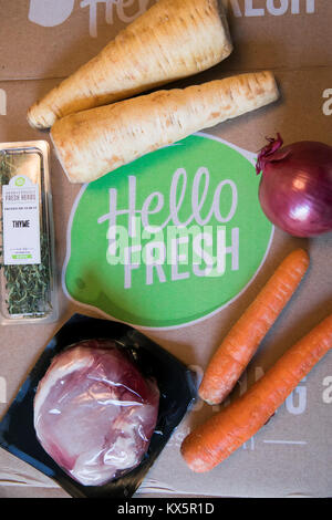 Il contenuto di un pasto HelloFresh kit di consegna come si vede il 3 gennaio 2018. Foto Stock