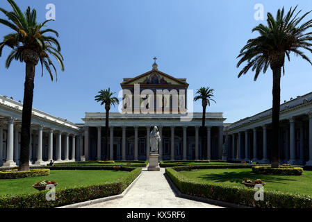 Il cortile con il portico di granito bianco delle colonne della Basilica Papale di San Paolo fuori le mura. Roma, Italia. Eretto durante la quarta centu Foto Stock