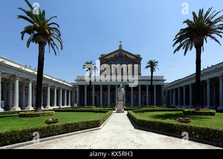 Il cortile con il portico di granito bianco delle colonne della Basilica Papale di San Paolo fuori le mura. Roma, Italia. Eretto durante la quarta centu Foto Stock