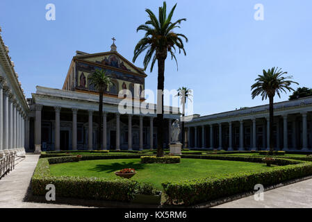 Il cortile con il portico di granito bianco delle colonne della Basilica Papale di San Paolo fuori le mura. Roma, Italia. Eretto durante la quarta centu Foto Stock