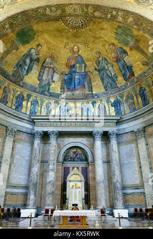 Vista interna del mosaico dell'abside della Basilica Papale di San Paolo fuori le mura. Roma, Italia. Mosaico dell'abside raffigura Gesù Cristo fla Foto Stock