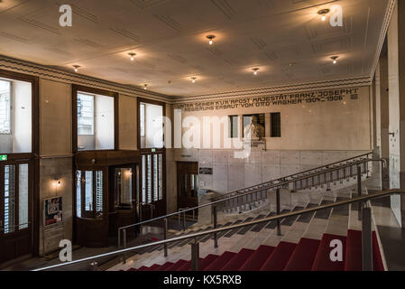 Vienna, Austria - Agosto 17, 2017: Ingresso per Austrian Postal Savings Bank edificio chiamato Osterreichische Postsparkasse progettato dall architetto Otto Foto Stock