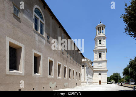 Il campanile della Basilica Papale di San Paolo fuori le mura. Roma, Italia. Eretta nel IV secolo d.c. la Basilica di San Paolo fuori th Foto Stock