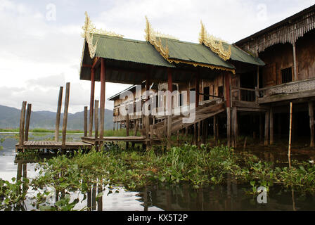 Monastero Buddista Nga Phe Kyaung sul Lago Inle, Myanmar Foto Stock