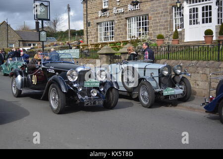 1937 Lagonda LG45 e 1933 Talbot 105 alpino nelle Chatton Foto Stock