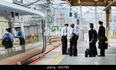 KYOTO, Giappone - 20 ottobre: giapponese conduttori del treno a Kyoto, in Giappone il 20 ottobre 2014. Gruppo non identificato di fuori servizio treno giapponese conduttori ga Foto Stock