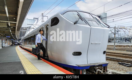 KYOTO, Giappone - 20 ottobre: Haruka treno a Kyoto, in Giappone il 20 ottobre 2014. Un treno espresso, Maibara di collegamento attraverso la stazione di Kyoto di Kansai Foto Stock