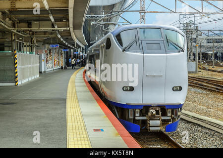 KYOTO, Giappone - 20 ottobre: Haruka treno a Kyoto, in Giappone il 20 ottobre 2014. Un treno espresso, Maibara di collegamento attraverso la stazione di Kyoto di Kansai Foto Stock