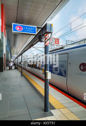 KYOTO, Giappone - 20 ottobre: Haruka treno a Kyoto, in Giappone il 20 ottobre 2014. Un treno espresso, Maibara di collegamento attraverso la stazione di Kyoto di Kansai Foto Stock