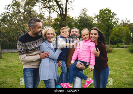 Grande e bella famiglia felice avendo divertimento insieme all'aperto Foto Stock