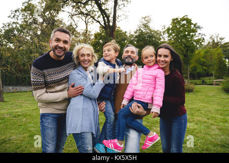 Allegro grande famiglia di trascorrere del tempo insieme in posizione di parcheggio Foto Stock