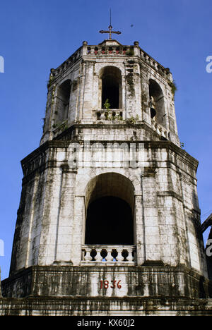 Torre della chiesa cattolica in Sebu, Filippine Foto Stock