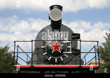 Vecchia locomotiva sovietica vicino Stalingradskaya panorama a Volgograd, Russia Foto Stock