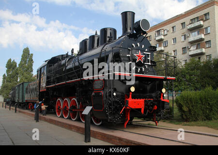 Vecchia locomotiva sovietica vicino Stalingradskaya panorama a Volgograd, Russia Foto Stock