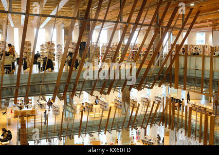 Toyama City Public Library e vetro Art Museum nella prefettura di Toyama, Giappone. Progettato dal famoso architetto giapponese Kengo Kuma. Foto Stock