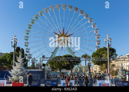 Ruota Gigante e il Mercato di Natale, Place Massena sole invernale con cielo blu di Nizza Costa Azzurra, Cote d'Azur, in Francia Foto Stock