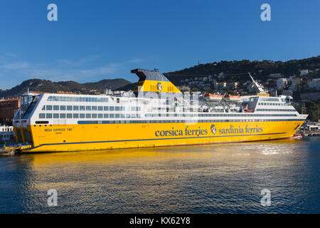 Corsica Sardinia Ferries, grande nave traghetto ancorato nel porto Lympia, porto di Nizza Cote d'Azur, in Francia Foto Stock
