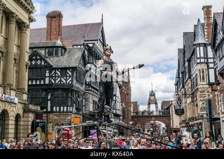 Street performer giocolare con gli occhi bendati in Chester, Inghilterra, Regno Unito. Foto Stock