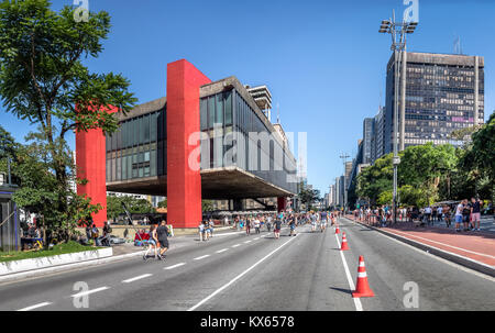 Paulista Avenue chiusa alle auto la domenica e il MASP (Sao Paulo Museum of Art) - Sao Paulo, Brasile Foto Stock