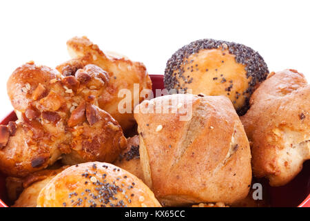 Assortimento di tipi differenti di pasticceria, isolati su sfondo bianco Foto Stock