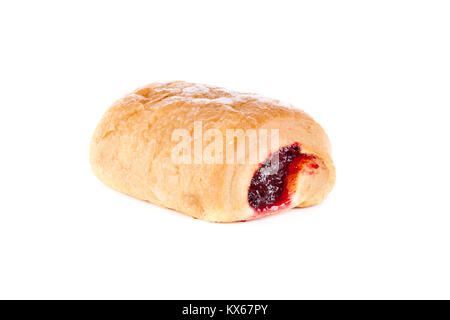 Croissant fresco con marmellata di frutta, isolati su sfondo bianco Foto Stock