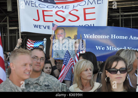 Tappeto, Utah - circa 120 membri dell'Utah Guardia Nazionale dell'Ingegnere 118a (Sapper) società restituito dalla loro dodici mesi del deployment in Afghanistan Domenica, 10 luglio alle ore 10.00 presso la Utah Air National Guard Base in Salt Lake City. La missione del gruppo è stato quello di fornire route-liquidazione sostegno alle forze della coalizione in Afghanistan. Un membro del gruppo, Sgt. 1. Classe James E. Thode, di Kirtland, N.M., morì nel Dicembre 2, 2010, nel distretto di Sabari, Khowst Provincia, Afghanistan, delle ferite subite quando i ribelli hanno attaccato la sua unità utilizzando un improvvisato dispositivo esplosivo. I soldati sono arrivati da Foto Stock