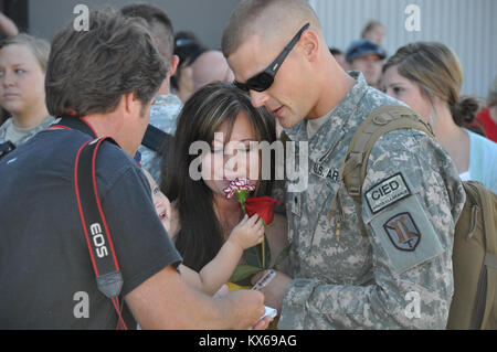 Tappeto, Utah - circa 120 membri dell'Utah Guardia Nazionale dell'Ingegnere 118a (Sapper) società restituito dalla loro dodici mesi del deployment in Afghanistan Domenica, 10 luglio alle ore 10.00 presso la Utah Air National Guard Base in Salt Lake City. La missione del gruppo è stato quello di fornire route-liquidazione sostegno alle forze della coalizione in Afghanistan. Un membro del gruppo, Sgt. 1. Classe James E. Thode, di Kirtland, N.M., morì nel Dicembre 2, 2010, nel distretto di Sabari, Khowst Provincia, Afghanistan, delle ferite subite quando i ribelli hanno attaccato la sua unità utilizzando un improvvisato dispositivo esplosivo. I soldati sono arrivati da Foto Stock