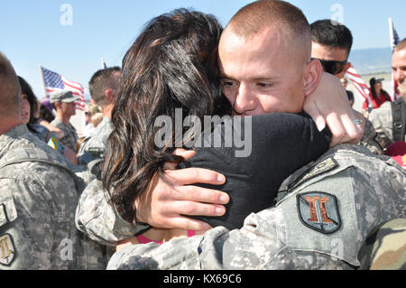 Tappeto, Utah - circa 120 membri dell'Utah Guardia Nazionale dell'Ingegnere 118a (Sapper) società restituito dalla loro dodici mesi del deployment in Afghanistan Domenica, 10 luglio alle ore 10.00 presso la Utah Air National Guard Base in Salt Lake City. La missione del gruppo è stato quello di fornire route-liquidazione sostegno alle forze della coalizione in Afghanistan. Un membro del gruppo, Sgt. 1. Classe James E. Thode, di Kirtland, N.M., morì nel Dicembre 2, 2010, nel distretto di Sabari, Khowst Provincia, Afghanistan, delle ferite subite quando i ribelli hanno attaccato la sua unità utilizzando un improvvisato dispositivo esplosivo. I soldati sono arrivati da Foto Stock