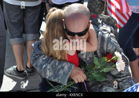 Tappeto, Utah - circa 120 membri dell'Utah Guardia Nazionale dell'Ingegnere 118a (Sapper) società restituito dalla loro dodici mesi del deployment in Afghanistan Domenica, 10 luglio alle ore 10.00 presso la Utah Air National Guard Base in Salt Lake City. La missione del gruppo è stato quello di fornire route-liquidazione sostegno alle forze della coalizione in Afghanistan. Un membro del gruppo, Sgt. 1. Classe James E. Thode, di Kirtland, N.M., morì nel Dicembre 2, 2010, nel distretto di Sabari, Khowst Provincia, Afghanistan, delle ferite subite quando i ribelli hanno attaccato la sua unità utilizzando un improvvisato dispositivo esplosivo. I soldati sono arrivati da Foto Stock