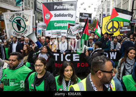 Londra, Regno Unito. 4 Novembre, 2017. Gli attivisti per la Palestina marzo a Londra per chiedere giustizia e la parità di diritti per i palestinesi due giorni dopo il Foto Stock