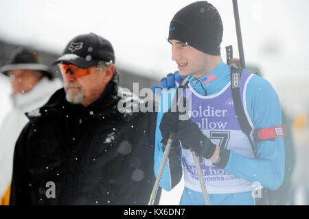 Oregon Guardsman nazionale, Michael Dueker attende prima di avviare il biathlon a Soldier's Hollow on gennaio 21, 2012 in campionati. La manifestazione sportiva sarà richiesto ad ogni membro di combinare lo sci e il tiro a segno, e ciascun concorrente avrà a competere per il miglior tempo in 2 giorni di tempo la concorrenza.(STATI UNITI Air Force foto di Tech. Sgt Anika K. Jones) Foto Stock